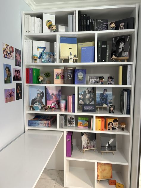 Kpop Bookshelf Ideas, Album Display Ideas, Libreros Aesthetic, Kpop Bookshelf, Kpop Organization, Kpop Shelves, Album Shelf, Kpop Albums Shelf, Kpop Shelf