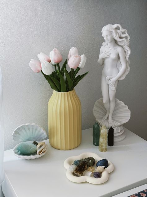 tulips decor, tulips desk, witchcraft aesthetic, tulipani aesthetic, venus, aphrodite, crystals IG @venetiakamara Aphrodite Crystals, Venus Bathroom, Venetia Kamara, Venus Energy, Tulips Decor, Venus Aesthetic, Venus Aphrodite, Tulips Aesthetic, Witchcraft Aesthetic