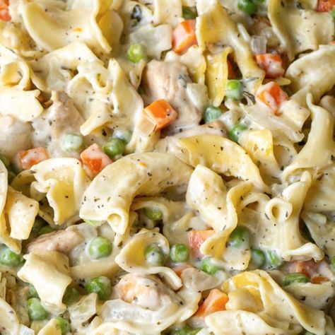 Chicken Pot Pie Noodle Skillet – Findatorr Chicken Pot Pie Noodle Skillet, Chicken Pot Pie Noodles, Pot Pie Noodles, Chicken And Egg Noodles, Creamy Chicken Pot Pie, Chicken Noodle Casserole, Skillet Dishes, Hearty Chicken, Noodle Casserole