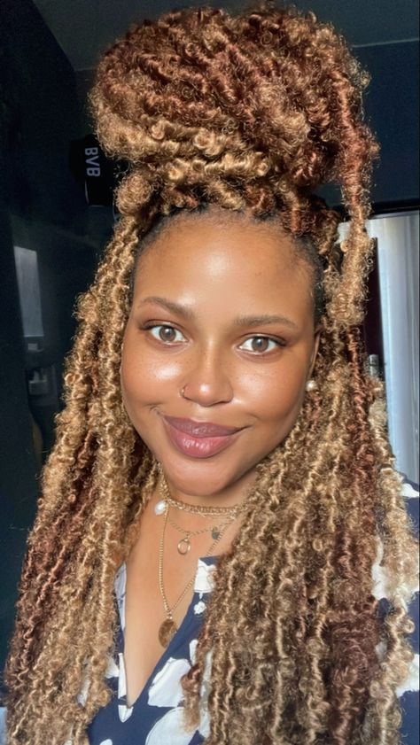 Brown Goddess Faux Locs, Blonde Butterfly Locs Long, Long Butterfly Locs With Color Blonde, Butterfly Faux Locs Color Ideas, Brown Colored Locs, Butterfly Locs With Color Brown, Butterfly Locs Color Ideas, Gold Faux Locs, Light Brown Butterfly Locs