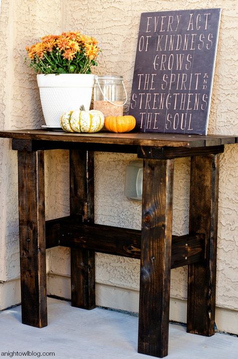 Spruce up your entryway for the holidays with this DIY Porch Table from @anightowlblog Diy Porch Table, Front Porch Table, Diy Outdoor Patio, Porch Table, Wood Table Diy, Pallet Garden Furniture, Diy Porch, Porch Furniture, Front Porches