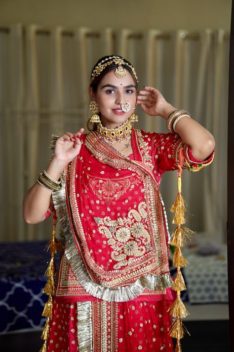 Rajasthani Poshak Blouse Design, Rajputi Bride Poshak, Rajputi Bride Photoshoot, Marvadi Poshak, Rajpooti Poshak, Indian Clothes Women, Rajasthani Poshak, Rajasthani Lehenga, Wedding Outfits For Family Members