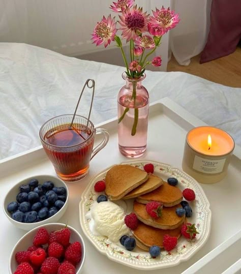 Romantic Breakfast, Birthday Breakfast, Morning Food, Pretty Cakes, Cafe Food, Pretty Food, Cute Food, Aesthetic Food, Smoothie Recipes