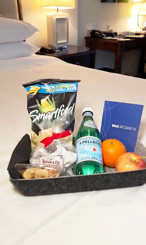 Woman, 27, Says Mom Calls Ahead to Request Free Gift Baskets Delivered to Her Hotel Room Every Time She Travels Hotel Room Snacks, Room Snacks, Hotel Minibar, Hotel Hacks, Food Tech, Krazy Coupon Lady, Subscription Gifts, Free Snacks, Hotel Stay