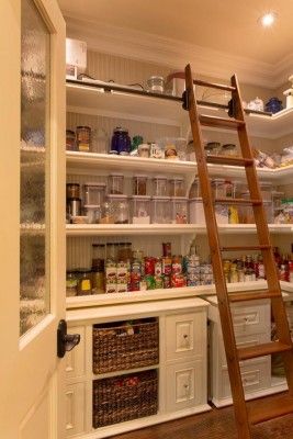 I like having a permanent ladder instead of a stool that the kids can snitch and hide in some unknown corner of the house. 53 Mind-blowing kitchen pantry design ideas White Kitchen Interior Design, White Kitchen Interior, Pantry Closet Design, Beautiful White Kitchens, Beautiful Pantry, Chocolate Tiramisu, Dream Pantry, Home Pantry, Kitchen Pantry Ideas