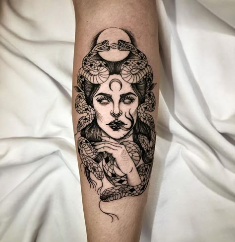 Medusa Tattoo Design Ideas, Hand Tattoo Images, Tato Tradisional, Medusa Tattoo Design, Tattoo Outline Drawing, Full Arm Tattoos, Medusa Tattoo, Stylist Tattoos, Tattoo Design Ideas