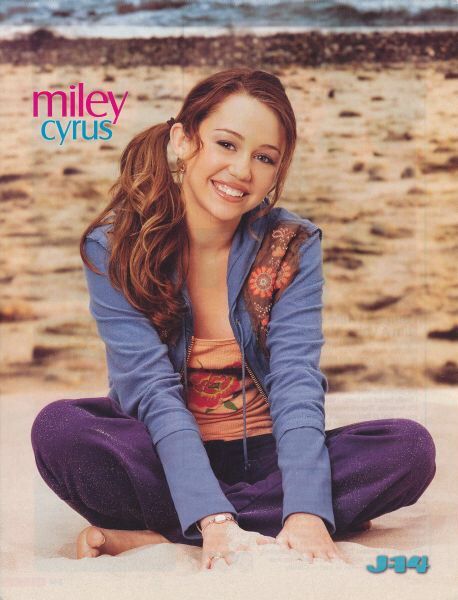 Miley Cyrus (J-14) Hannah Montana Poster, Hannah Montana Show, Hannah Montana Outfits, Montana Poster, Hannah Montana Costume, Hannah Miley, Hannah Montana Forever, Miley Cyrus Photoshoot, Disney Princess Cosplay