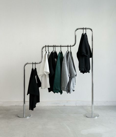 FLOW_1A_STILL Steel Clothes Rack, Showroom Design Fashion, Clothing Rack On Wall, Cool Clothing Rack, Unique Clothing Rack, Clothing Pop Up, Bauhaus Wardrobe, Clothing Rack Design, Showroom Clothing