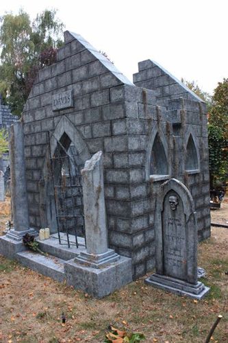 Halloween Mausoleum, Foam Factory, Halloween Outside, Yard Haunt, Halloween Props Diy, Halloween Graveyard, Diy Halloween Wreath, Halloween Tombstones, Halloween Yard Decorations