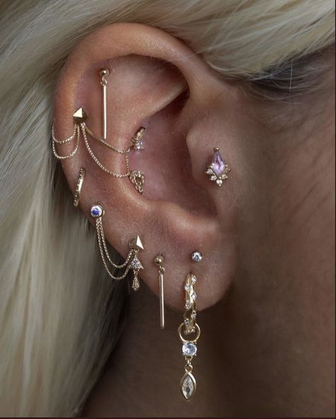 Piercings Oor, Different Piercings, Minimalist Ear Piercings, Cool Ear Piercings, Pretty Ear Piercings, Cool Piercings, Cute Ear Piercings, Ear Style, Piercings Unique