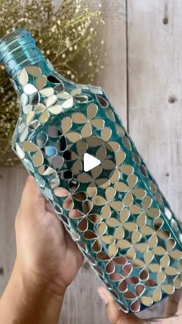 Handmade Bottle Decoration, Mirror Art On Bottle, Bottle Mirror Art, Recycled Art Projects Creative, Cover Glass Table Top Ideas, Mosaic Bottles Ideas, Mirror Bottle Art, Bottle Lippan Art, Cool Craft Ideas Diy