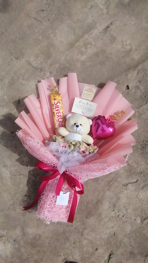 Chocolate Flowers Bouquet, Tissue Paper Flowers Diy, Diy Bouquet Wrap, Creative Birthday Cards, Money Bouquet, Flower Bouquet Diy, Gifts Wrapping Diy, Gift Bouquet, Bouquet Wrap