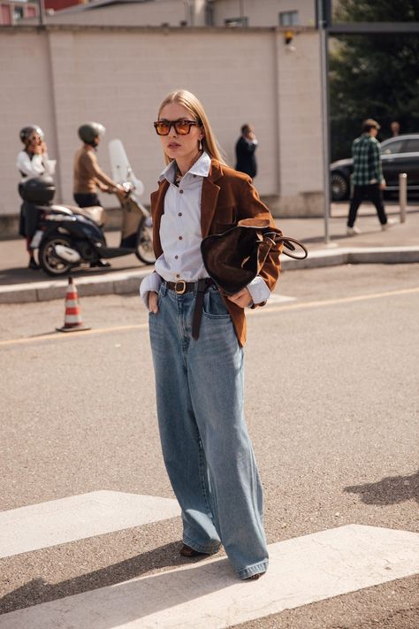 Brown And Denim Outfit, Wide Leg Jeans Outfit Winter, Styling Wide Leg Jeans, How To Style Wide Leg Jeans, Suede Accessories, Dress Over Jeans, Style Wide Leg Jeans, Wide Leg Jeans Outfit, Elle Fashion