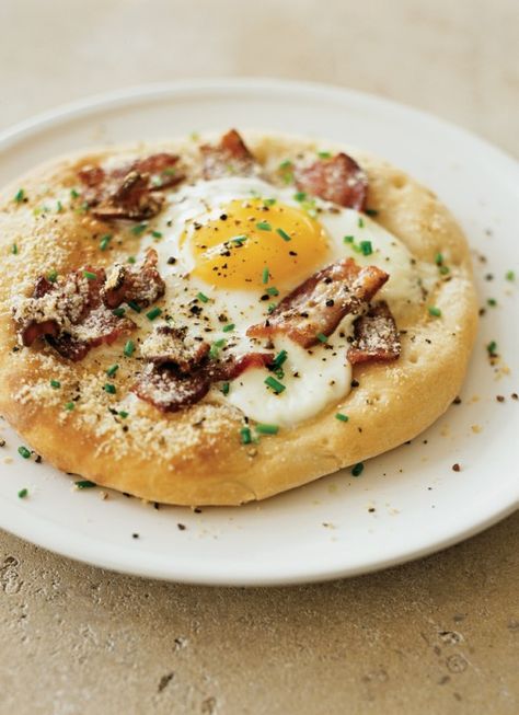 Pizzas with Eggs and Bacon Swiss Breakfast, Breakfast Pizzas, Egg Pizza, Eggs And Bacon, Bacon And Eggs, Meatloaf Recipe, Breakfast Pizza, Bacon Recipes, Morning Breakfast