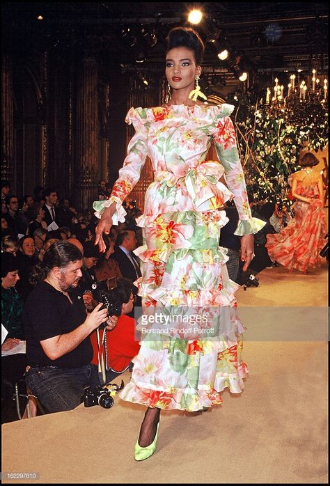 News Photo : Yves Saint Laurent 1988 Spring/Summer... Yves Saint Laurent Fashion Show, Saint Laurent 2022 Spring Summer, Yves Saint Laurent Designer, Yves Saint Laurent 80s Runway, Yves Saint Laurent 1970s, Designer Brands Fashion, Yves Saint Laurent 1973 Couture, Yves Saint Laurent Couture, American Eagle Outfits