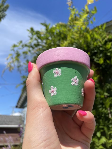 Cute pink and green aesthetic flower pot Aesthetic Flower Pot Painting, Tiny Painted Pots, Aesthetic Plant Pot Painting, Painted Plant Pots Aesthetic, Small Pots Painting Ideas, Pot Painting Aesthetic, Aesthetic Pot Painting, Masetas Aesthetic, Small Pot Painting