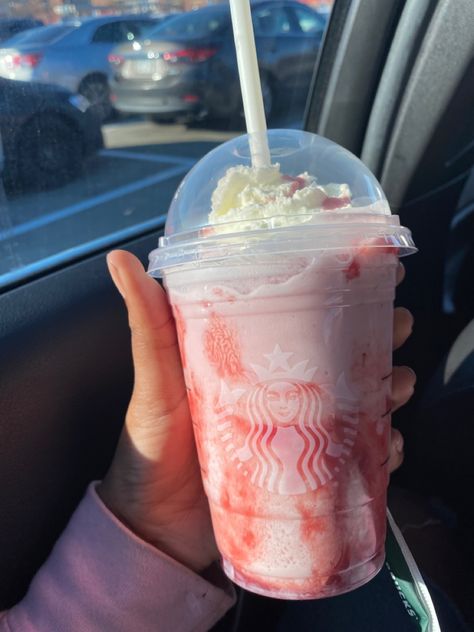 College Diaries, Princess Food, Coffee Frappuccino, Frappuccino Inspired Recipes, Iced Starbucks Drinks, Starbucks Secret Menu Drinks, Starbucks Lovers, Starbucks Inspired Ice Coffee, Starbucks Drink