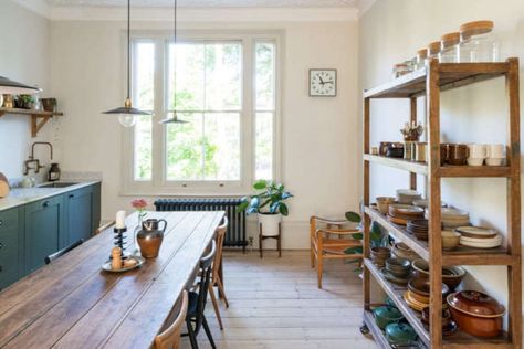 English Translation: A Compact Victorian Gets an Eclectic but Cohesive Makeover - Remodelista Big Dining Table, Diy Cabin, Victorian Terrace House, Victorian Townhouse, Victorian Terrace, Contemporary Aesthetic, Terrace House, Contemporary Living, Beautiful Interiors