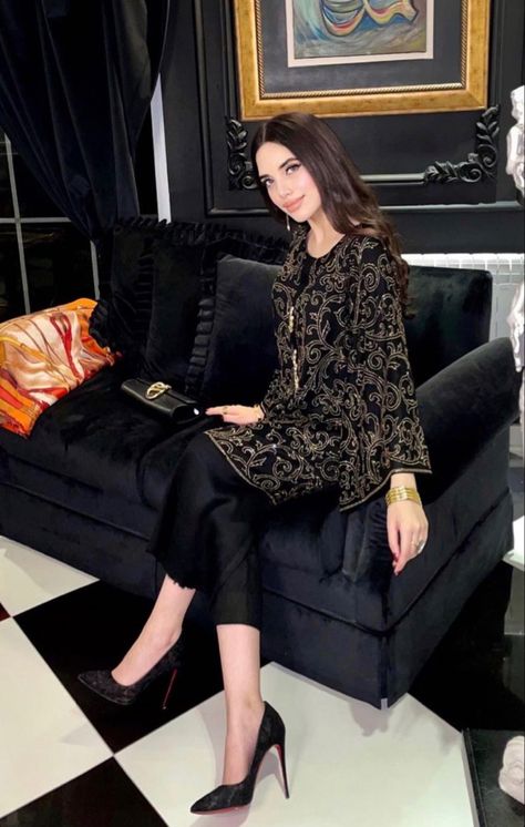 Classy Pakistani Outfits, Qawali Night Outfits Black, Simple Eid Outfit Ideas, Eid Outfits Pakistani, Pakistani Dresses Party, Eid Outfit Ideas, Pakistani Wear, Desi Fits, Eid Outfit