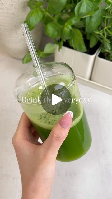 Eleni on Instagram: "super easy 'green juice' recipe 🥒🍏🥬

Ingredients:
• water 
• cucumber 
• celery 
• green apple 
• ginger
• lemon juice
• pineapple 
• spinach 

Blend, strain and enjoy🫶

#greenjuice #elenifit #immunityboost" Cucumber Blended Drink, Easy Green Juice, Easy Green Juice Recipe, Healthy Green Juice, Cucumber Drink, Water Cucumber, Green Smoothie Diet, Easy Juice Recipes, Spinach Juice