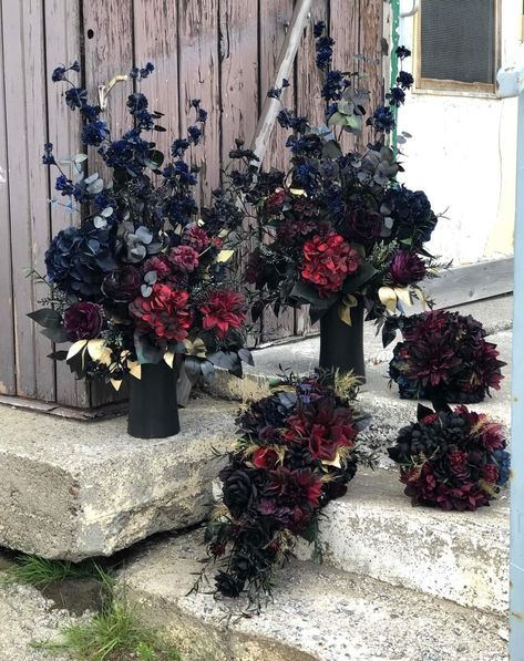 Dark Fall Flower Arrangements, Dark Themed Wedding Centerpieces, Black Flower Arrangements Floral Design, Gothic Flower Centerpieces, Dark Flower Centerpieces, Spooky Wedding Guest Book, Autumnal Gothic Wedding, Simple Dark Wedding Centerpieces, Dark Floral Centerpieces