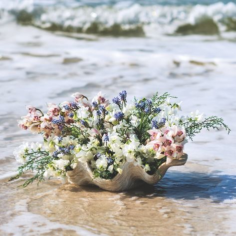 Beach Inspired Flower Arrangements - Flower Magazine Summer Flower Arrangements, Cattleya Orchid, Beach Flowers, Orchid Arrangements, Cymbidium Orchids, Seaside Wedding, Phalaenopsis Orchid, Nautical Wedding, Beach Inspired