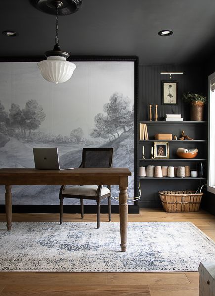 #Charcoal walls, subdued tones, #vintage pieces and oversized art add a modern twist on this traditional #homeoffice Office Moody, Moody Rooms, Dark Office, Masculine Office, Charcoal Walls, Interior Kantor, Office Nook, Large Mural, Office Inspo