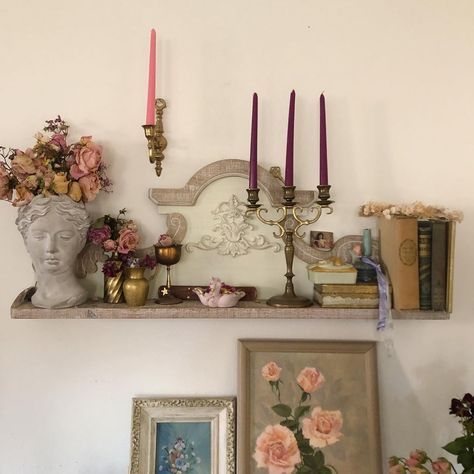 Coquette Home Aesthetic, Baroque Room Decor, Antique Decor Aesthetic, Shelf Room Ideas, Staging Antiques, Coquette Shelf, Coquette Apartment, Coquette House, Gold Heart Locket