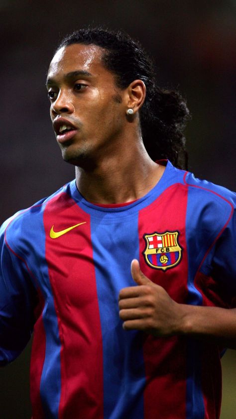 Ronaldinho Wallpapers 4k, Ronaldinho Skills, Ronaldinho Wallpapers, Hard Photo, Barcelona Players, Mixed Media Portrait, Football Players Images, Ronaldo Football, Football Images