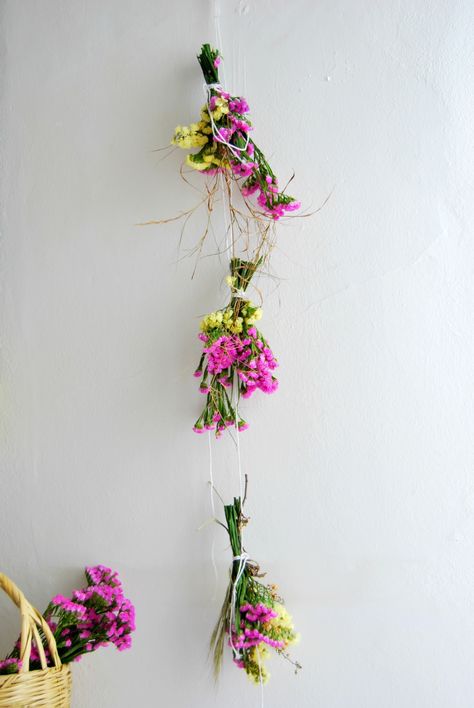 Create a statice installation by hanging small bunches with grasses on a string. Summer Flowers Garden, Dried Roses, Diy Crochet Patterns, Homemade 3d Printer, Hanging Flowers, Flower Arranging, Bunch Of Flowers, Flower Tutorial, In High School