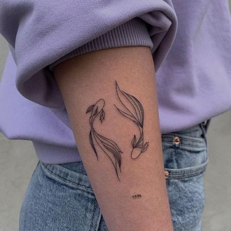 Pez Koi Tattoo, Small Fish Tattoos, Australia Tattoo, Pisces Tattoo Designs, Small Shoulder Tattoos, Pisces Tattoos, Handpoke Tattoo, Koi Tattoo, Koi Fish Tattoo