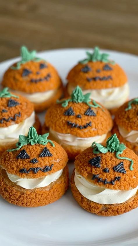 Kawaii Halloween Food, Halloween Cake Pumpkin, Halloween Cream Puffs, Pumpkin Cream Puffs, Halloween Bake Ideas, Halloween Eclairs, Halloween Sweets Ideas, Halloween Deserts Ideas, Halloween Baked Treats