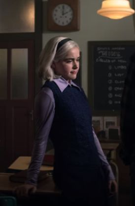 Sabrina The Teenage Witch 2018, Chilling Adventures Of Sabrina Outfits, Sabrina Outfits, Sabrina Spellman Outfit, Pinafore Dress Outfit, Sabrina Spellman Style, Sabrina Witch, Kiernan Shipka, Sabrina Spellman