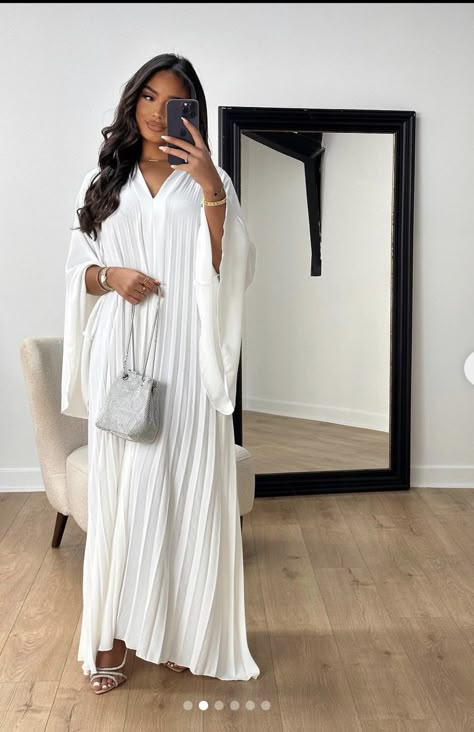 Arab Outfits For Women, White Dress Hijab Outfits, Elegant Church Outfits, Abaya Summer, Demure Outfit, Modest Christian Clothing, White Abaya, Dubai Outfits, Mode Zara