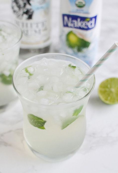 Skinny Coconut Mojito - the ultimate summer drink recipe! Coconut water, rum, limes, and mint! This is low calorie and so delicious! Summer Drink Recipe, Fake Ginger, Coconut Mojito, Low Calorie Cocktails, Healthy Cocktails, Summer Drink Recipes, Water Ice, Milk Shakes, White Rum