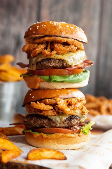 These Cowboy Burgers are officially the most delicious burgers you’ll ever make. Plus they’re so simple to make! | www.dontgobaconmyheart.co.uk Cowboy Burgers, Burger With Fries, Cowboy Burger, Delicious Burger Recipes, Best Sandwich Recipes, Burger Dogs, Bbq Burgers, Burger Sliders, Burger And Fries