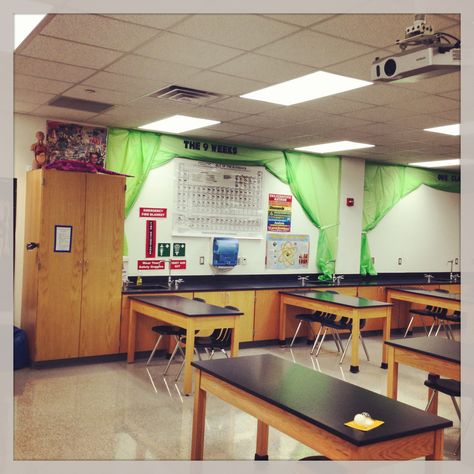 Inexpensive classroom decor. Use plastic tablecloths ($1 store) to create curtains.  Curtains can be used to section off the room and highlight posters, class rules, student work, or other topics. Especially great for a classroom without windows! Classroom Setting Background, Curtain In Classroom, Shower Curtain In Classroom, Desk Curtain Classroom, No Sew Curtains For Classroom, Preschool Room Decor, High School Classrooms, Tablecloth Curtains, Classy Rooms