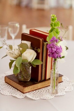 Wedding-Books Book Centerpieces, Book Themed Wedding, Literary Wedding, Vintage Engagement Rings Art Deco, Simple Centerpieces, Book Party, Deco Floral, Centre Pieces, Pearl Flower