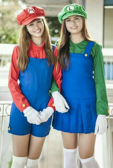 Mario Bros i Luigi (dones) Mario Costumes, Gender Bend Cosplay, Luigi Costume, Mario Cosplay, Mario Birthday Party, Costume Fashion, Group Costumes, Mario Bros., Cosplay Diy