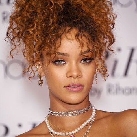 Rihanna Jewelry, Rhianna Style, Rihanna Love, Female Icons, Rihanna Outfits, Rihanna Photos, Rihanna Riri, Gamine Style, Rihanna Style