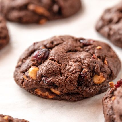 Cow Patty Cookies by Ree Drummond Cow Patty Cookies, Christmas Cookie Board, Small Deserts, Cow Patties, April Recipes, Cowboy Cookie Recipe, Deserts Cupcakes, Sunday Dinner Ideas, Choco Chip Cookies