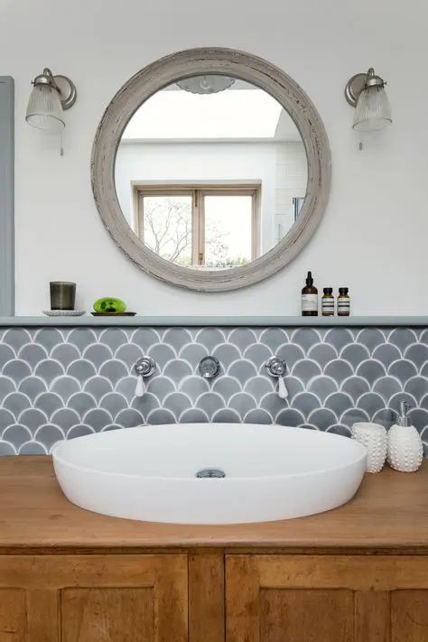 Picture of a catchy space with grey fishscale tiles, a stained vanity, a round sink, a mirror in a shabby chic frame, wall sconces Scallop Tile Bathroom, Unique Bathroom Ideas, Scallop Tiles, Cladding Design, Backsplash Tiles, Kitchen Interiors, Porcelain Mosaic Tile, London House, Grey Tiles