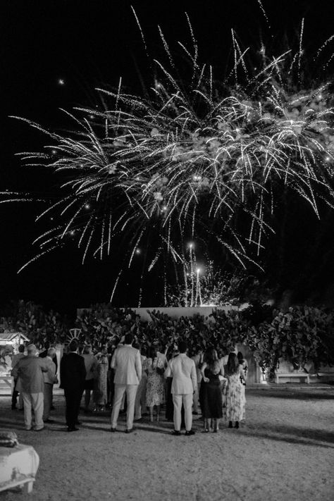 Magnificent Wedding Fireworks in Italy #WeddingChicks #italianwedding #weddingfireworks #fireworksendoff #weddingsendoff #fireworks Firework Send Off, Beach Wedding Fireworks, Fireworks At Wedding, Wedding Fireworks, Fireworks Photo, Wedding Evening Party, Food Flowers, New Years Eve Wedding, Wedding Exit