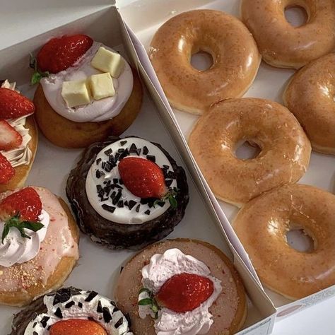 Donas Aesthetic, Sweet Temptation, Sweet Treats Desserts, Pretty Life, Aesthetic Korean, Cute Baking, Delicious Donuts, Japanese Dessert, Pastry Desserts