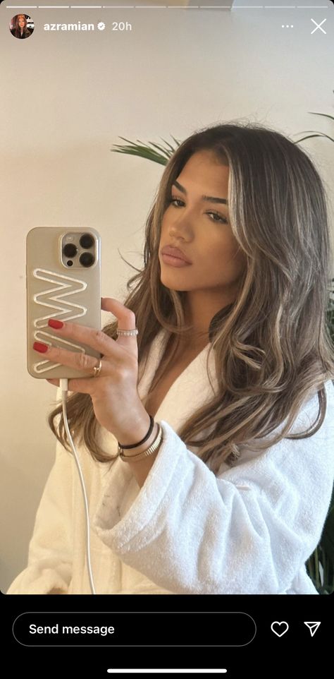 Azra Mian, Beige Blonde Balayage, Highlights For Dark Brown Hair, Brown Hair Inspo, Brunette Hair With Highlights, Balayage Hair Dark, Hair Streaks, Dark Hair With Highlights, Hair Color Light Brown