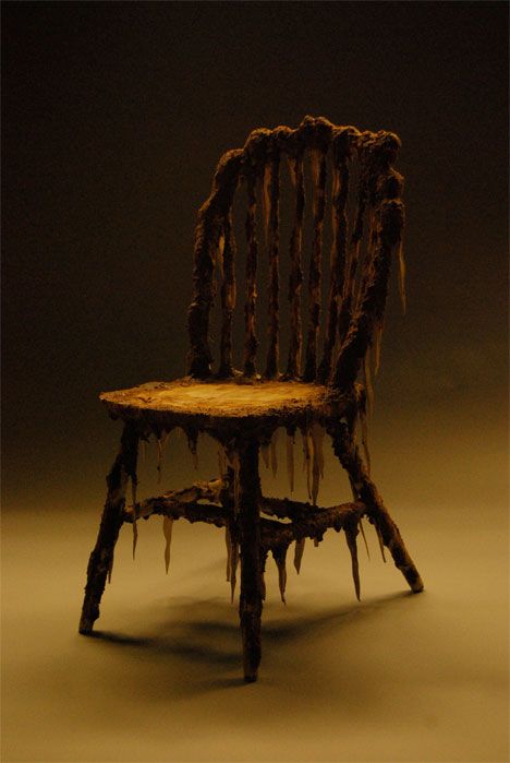 creepy 'bleeding' halloween chair - the creator said that he 'fixed this chair and turned it into a Halloween character, with sawdust and wood scraps used as the dripping "blood" of trees.' Swamp Theme, Voodoo Halloween, Halloween 2014, Halloween 2015, Creepy Halloween, Halloween Inspiration, Halloween Make, Halloween Props, Halloween Projects