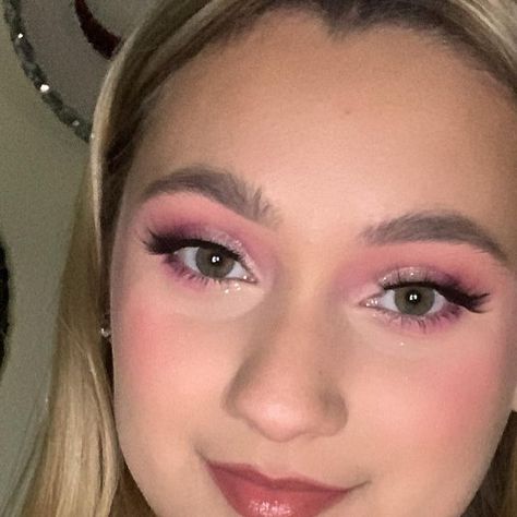 Barbie Makeup Easy, Makeup For Baby Pink Dress, Scary Barbie Makeup, Mean Girls Makeup Look, Simple Barbie Makeup Look, Barbie Themed Makeup, Baby Pink Makeup, Barbie Makeup Look, Mean Girls Makeup