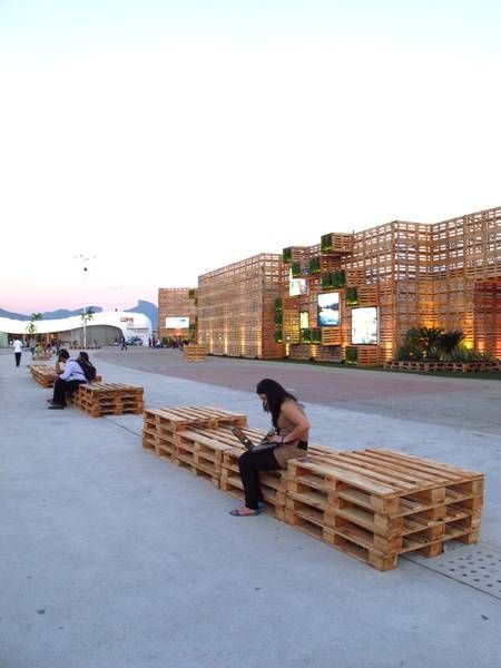 Side view with bench of the recovered pallets pavilion at Rio+20. Photo Pavilion Architecture, Modern Architecture Interior, Pallet Designs, Urban Furniture, Green Architecture, Passive House, Modern Architecture House, Street Furniture, Shizuoka