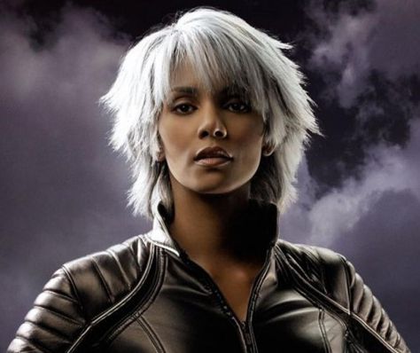 Halle Berry X Men, Halle Berry Storm, Feminist Halloween Costumes, X Men Storm, Storm Marvel, Bryan Singer, Days Of Future Past, Family Women, Men's Day