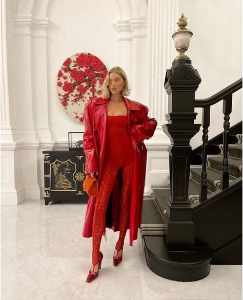 Long Coat Outfit Winter Fashion, Red Monochrome Outfit, Successful Women Style, Long Coat Outfit, Winter Coat Outfits, Monochromatic Fashion, Casual Summer Outfits For Women, Glam Outfit, Long Coat Women